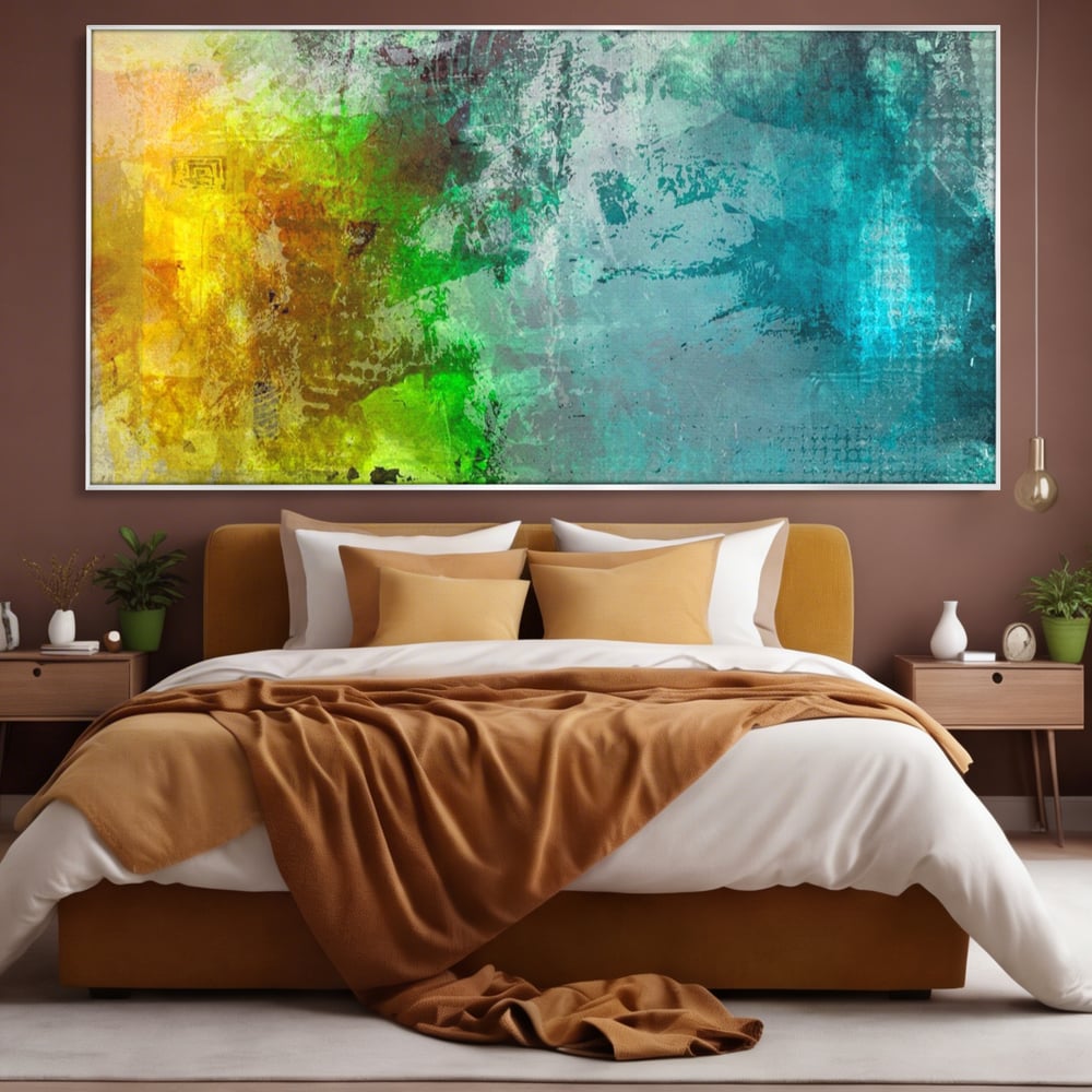 Tablou canvas cu tablou canvas cu compozitie abstracta, in rama de aluminiu argintiu, pe perete intr-un dormitor